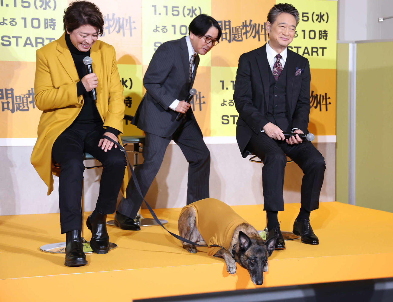 登壇して得意のポーズを披露する犬太役のコラレ。左から上川隆也、本多力、船越英一郎（撮影・丹羽敏通）