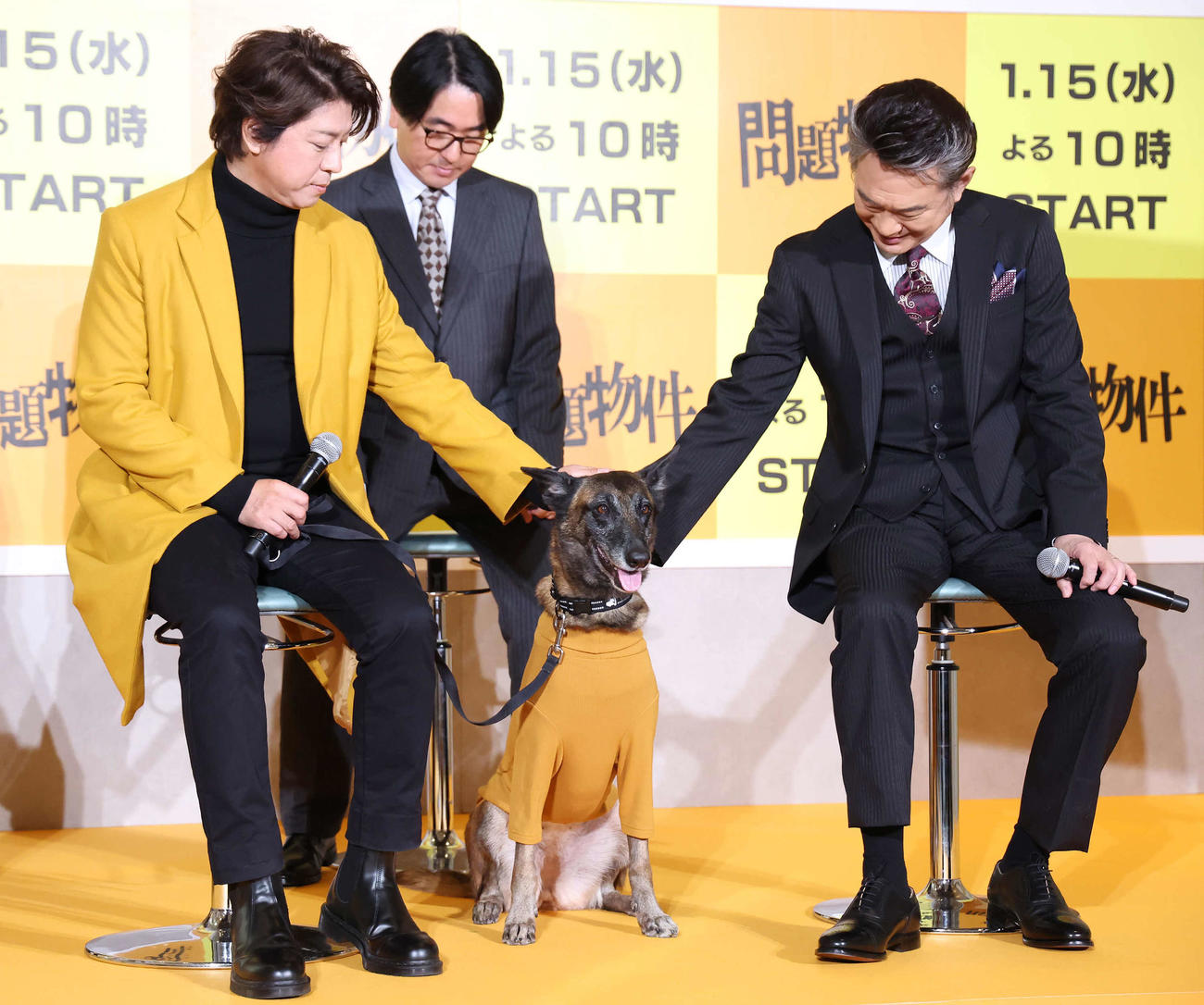 登壇してポーズを決める犬太役のコラレ。左から上川隆也、本多力、船越英一郎（撮影・丹羽敏通）