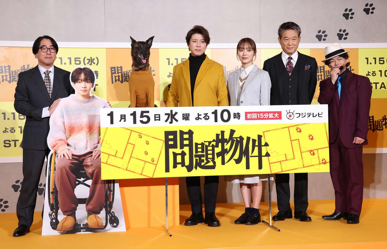 制作発表記者会見を終えて写真に納まる、左から本多力、宮世琉弥の写真パネル、コラレ、上川隆也、内田理央、船越英一郎、浜野謙太（撮影・丹羽敏通）