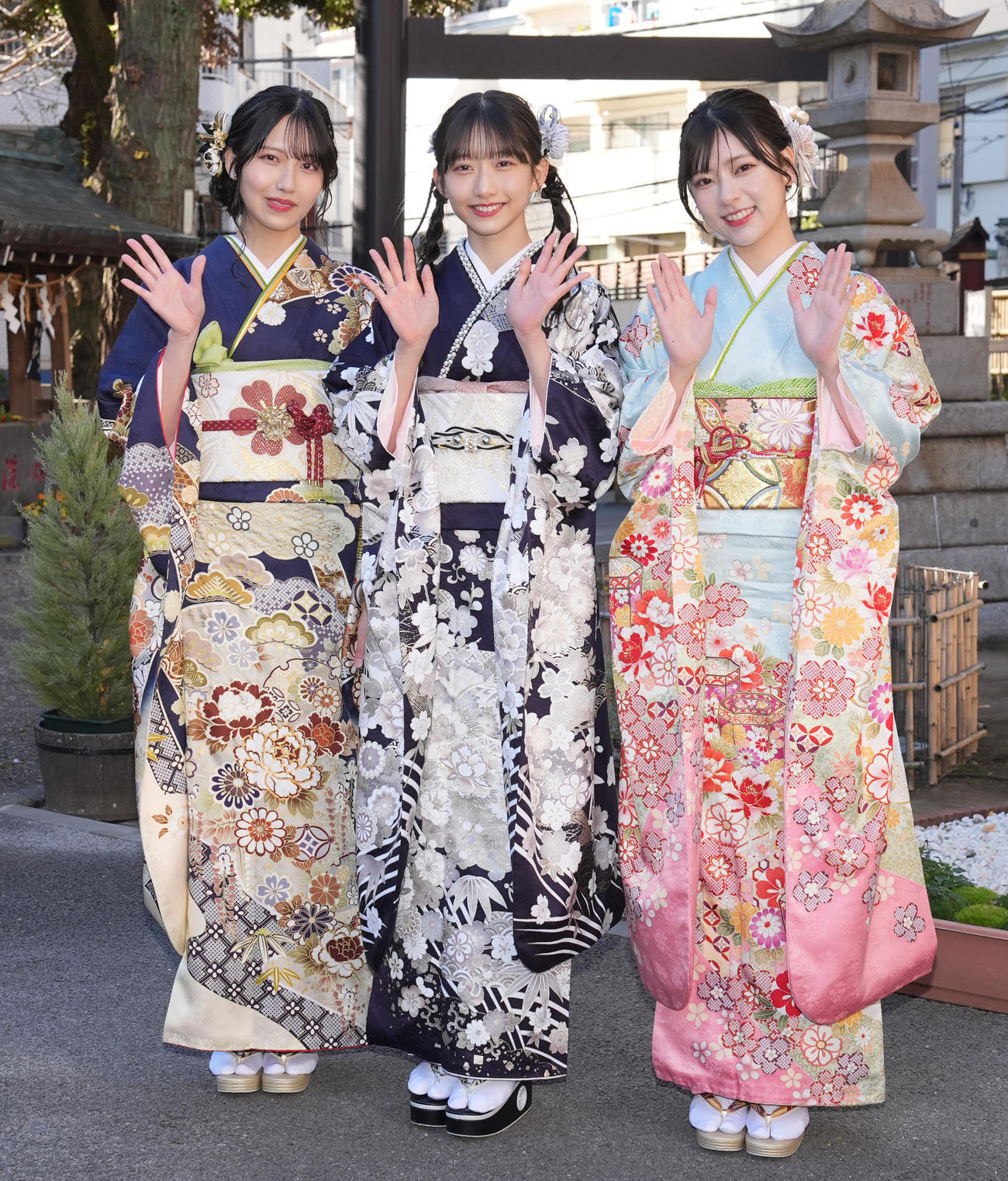 晴れ着で手を振る、僕が見たかった青空の、左から山口結杏、早崎すずき、宮腰友里亜（撮影・鈴木みどり）
