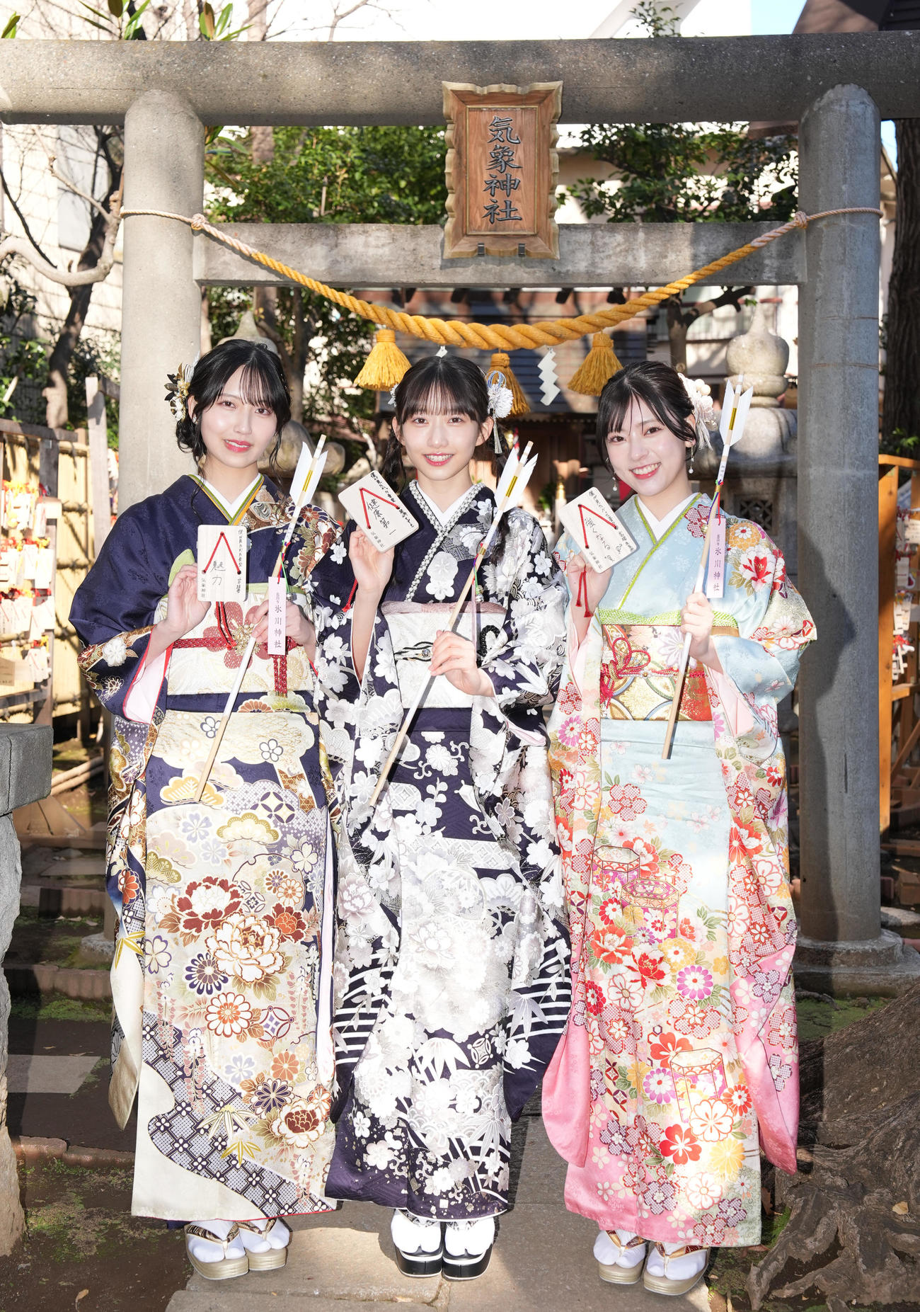 気象神社の鳥居の前で記念撮影に納まる、僕が見たかった青空の、左から山口結杏、早崎すずき、宮腰友里亜（撮影・鈴木みどり）