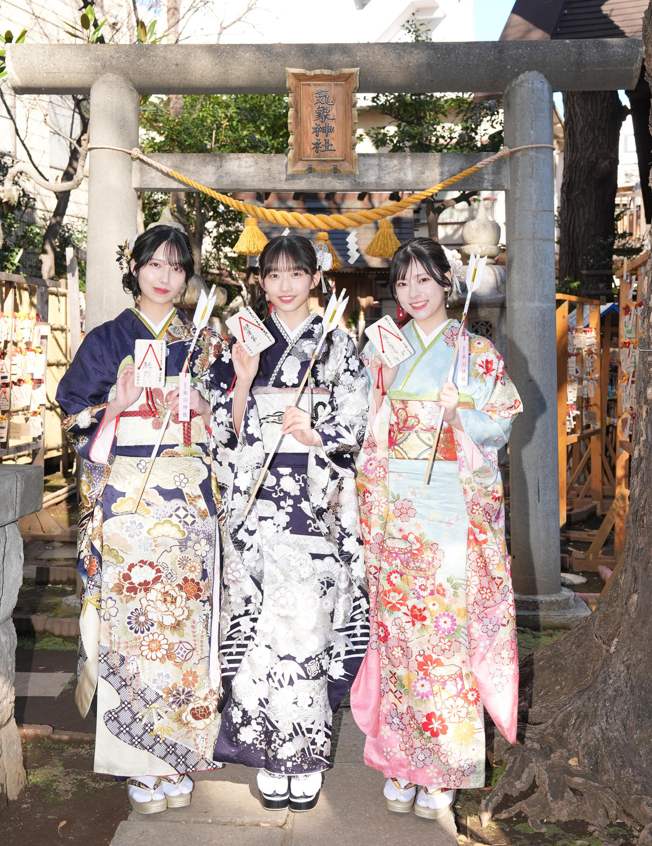 気象神社の鳥居の前で記念撮影に納まる、僕が見たかった青空の、左から山口結杏、早崎すずき、宮腰友里亜（撮影・鈴木みどり）