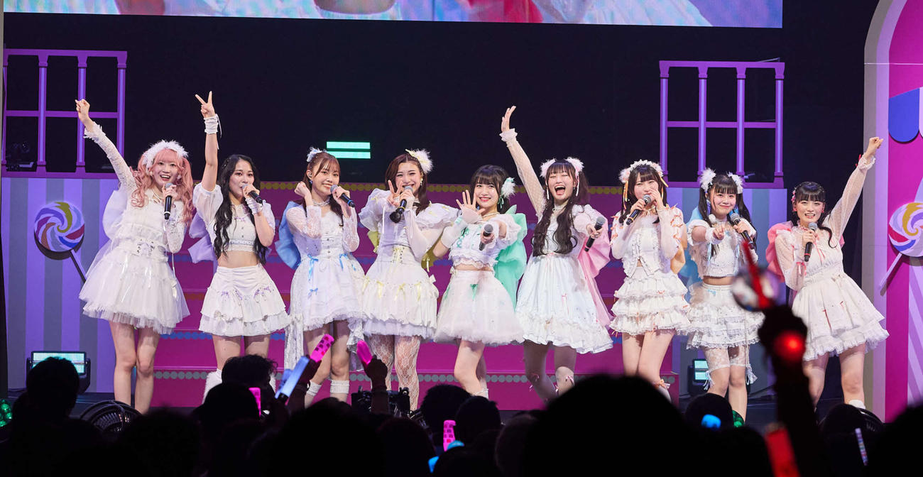 リベンジライブで大成功を収め、念願の日本武道館公演を決めた、いぎなり東北産の左から、律月ひかる、北美梨寧、葉月結菜、安杜羽加、吉瀬真珠、橘花怜、桜ひなの、藤谷美海、伊達花彩