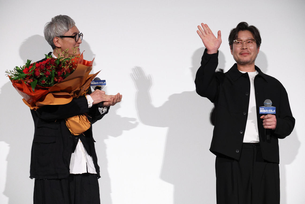 映画「孤独のグルメ」初日舞台あいさつを行う松重豊（左）とユ・ジェミョン（撮影・中島郁夫）