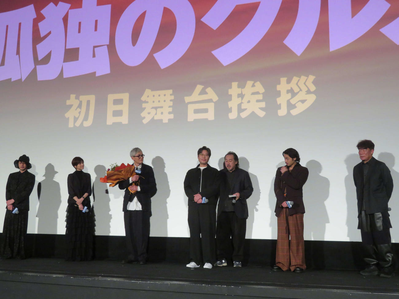 「劇映画　孤独のグルメ」初日舞台あいさつに登壇した，左からオダギリジョー、内田有紀、松重豊、ユ・ジェミョン、磯村勇斗、村田雄浩（撮影・村上幸将）