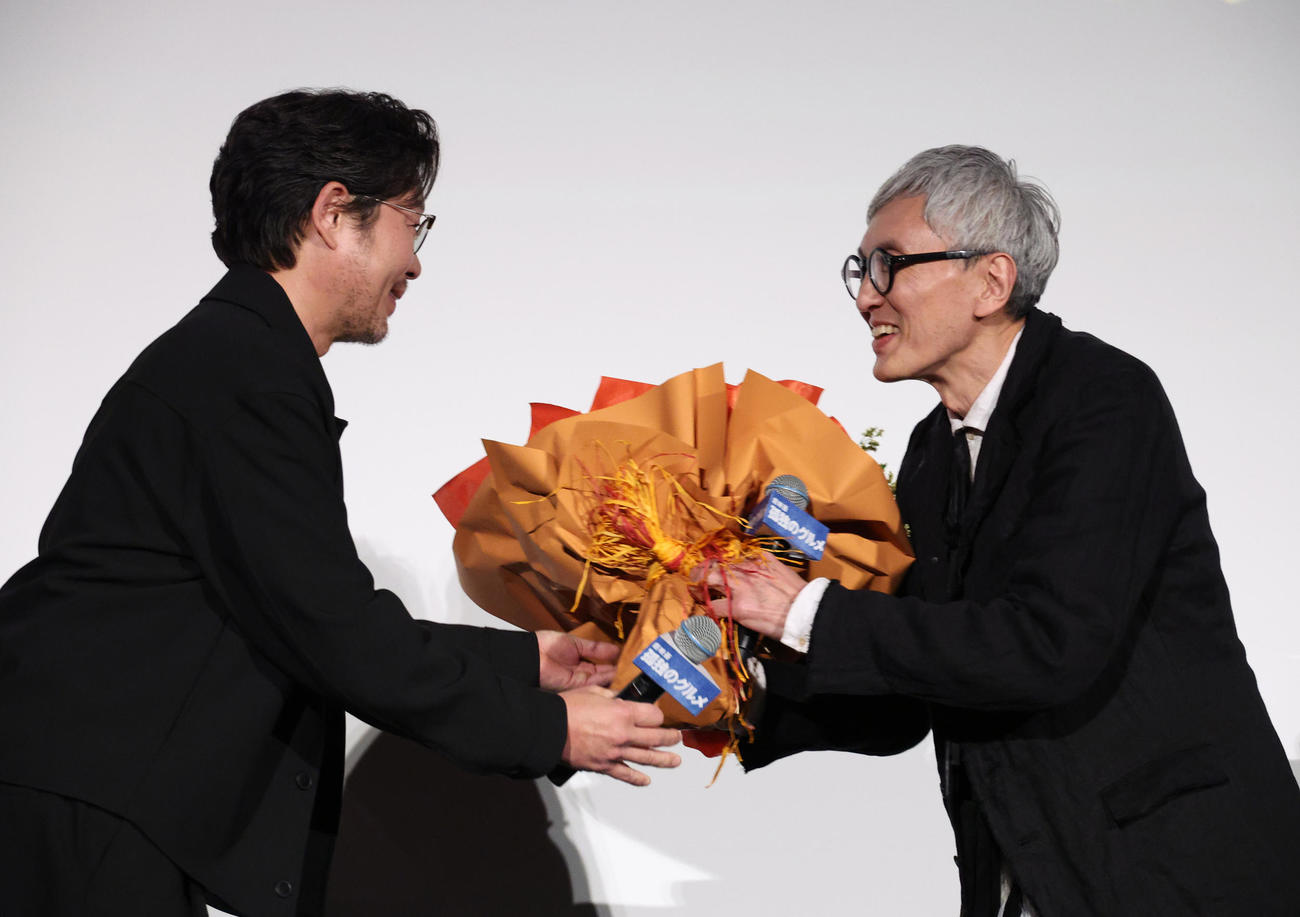 映画「孤独のグルメ」初日舞台あいさつでユ・ジェミョン（左）から花束を贈られる松重豊（撮影・中島郁夫）