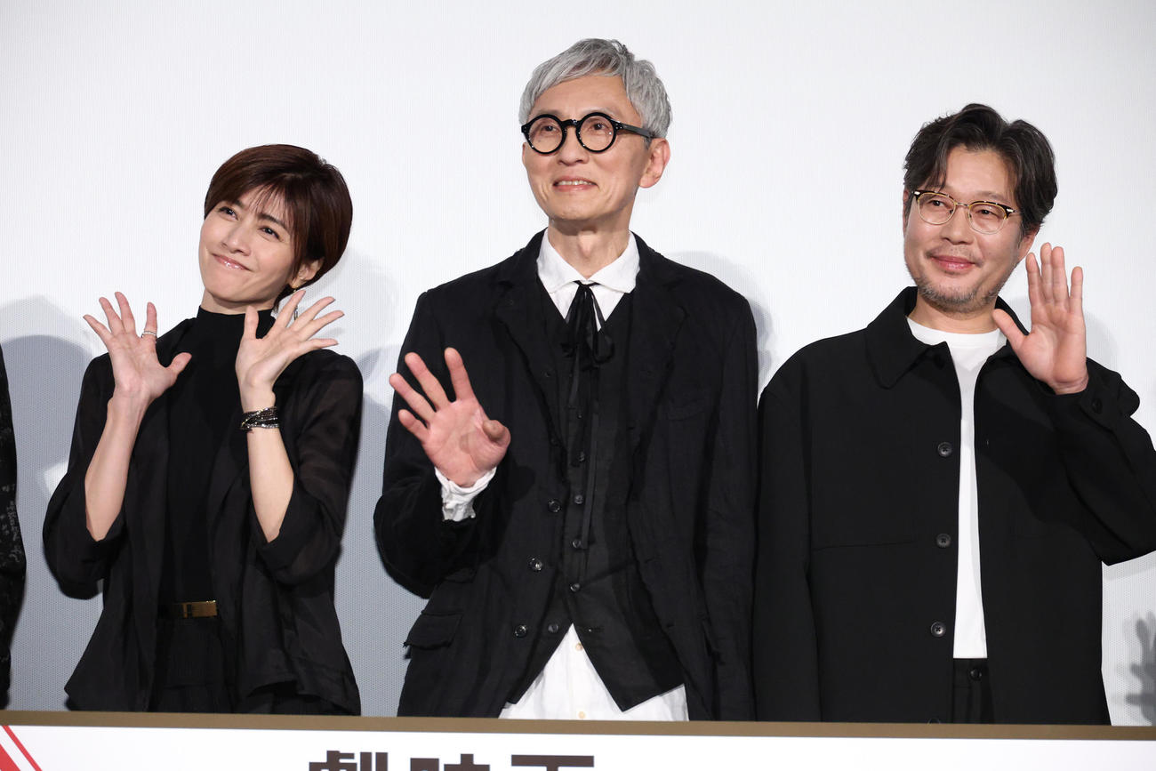 映画「孤独のグルメ」初日舞台あいさつを行った、左から内田有紀、松重豊、ユ・ジェミョン（撮影・中島郁夫）