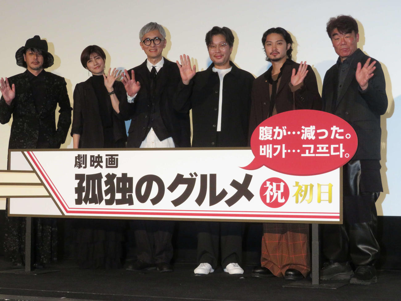「劇映画　孤独のグルメ」初日舞台あいさつに登壇した，左からオダギリジョー、内田有紀、松重豊、ユ・ジェミョン、磯村勇斗、村田雄浩（撮影・村上幸将）