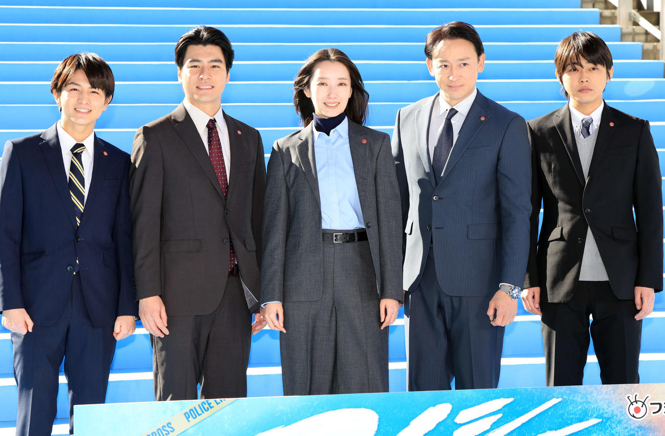 ドラマ「アイシー～瞬間記憶捜査・柊木班～」制作発表で記念撮影する、左から柏木悠、森本慎太郎、波瑠、山本耕史、倉悠貴（撮影・浅見桂子）