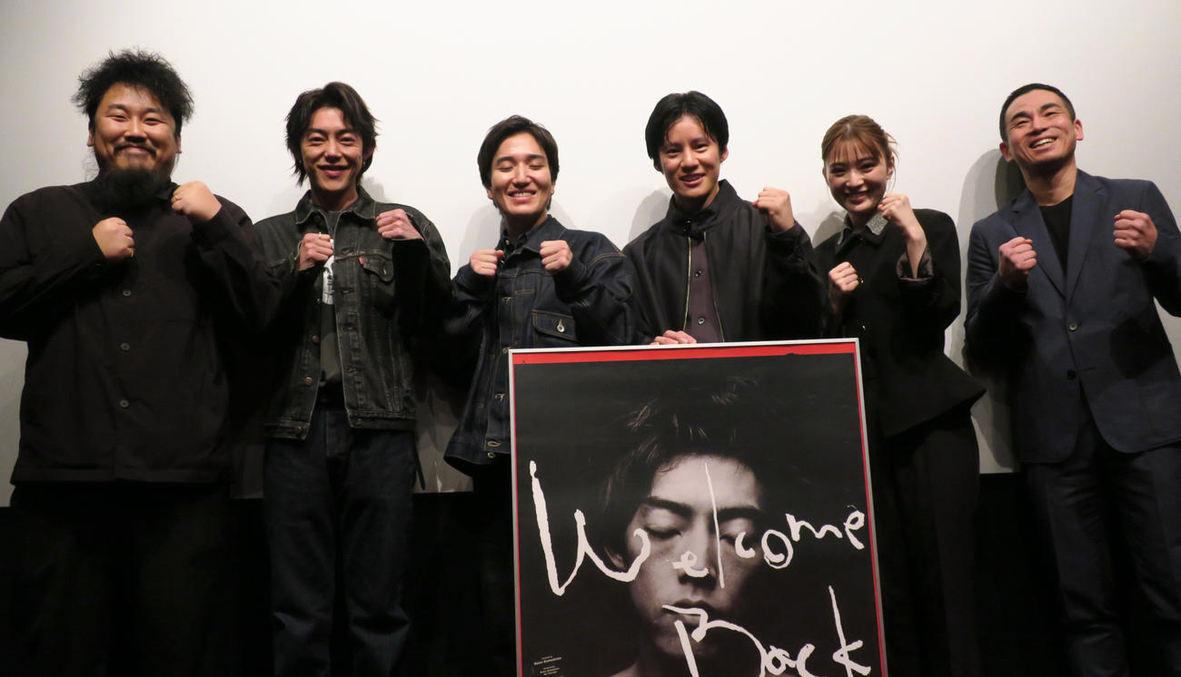 映画「Welcome Back」公開記念舞台あいさつで。左から、川島直人監督、吉村界人、三河悠冴、宮田佳典、優希美青、松浦慎一郎