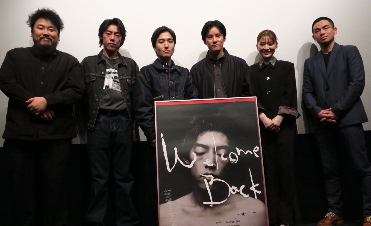 映画「Welcome Back」公開記念舞台あいさつで。左から、川島直人監督、吉村界人、三河悠冴、宮田佳典、優希美青、松浦慎一郎