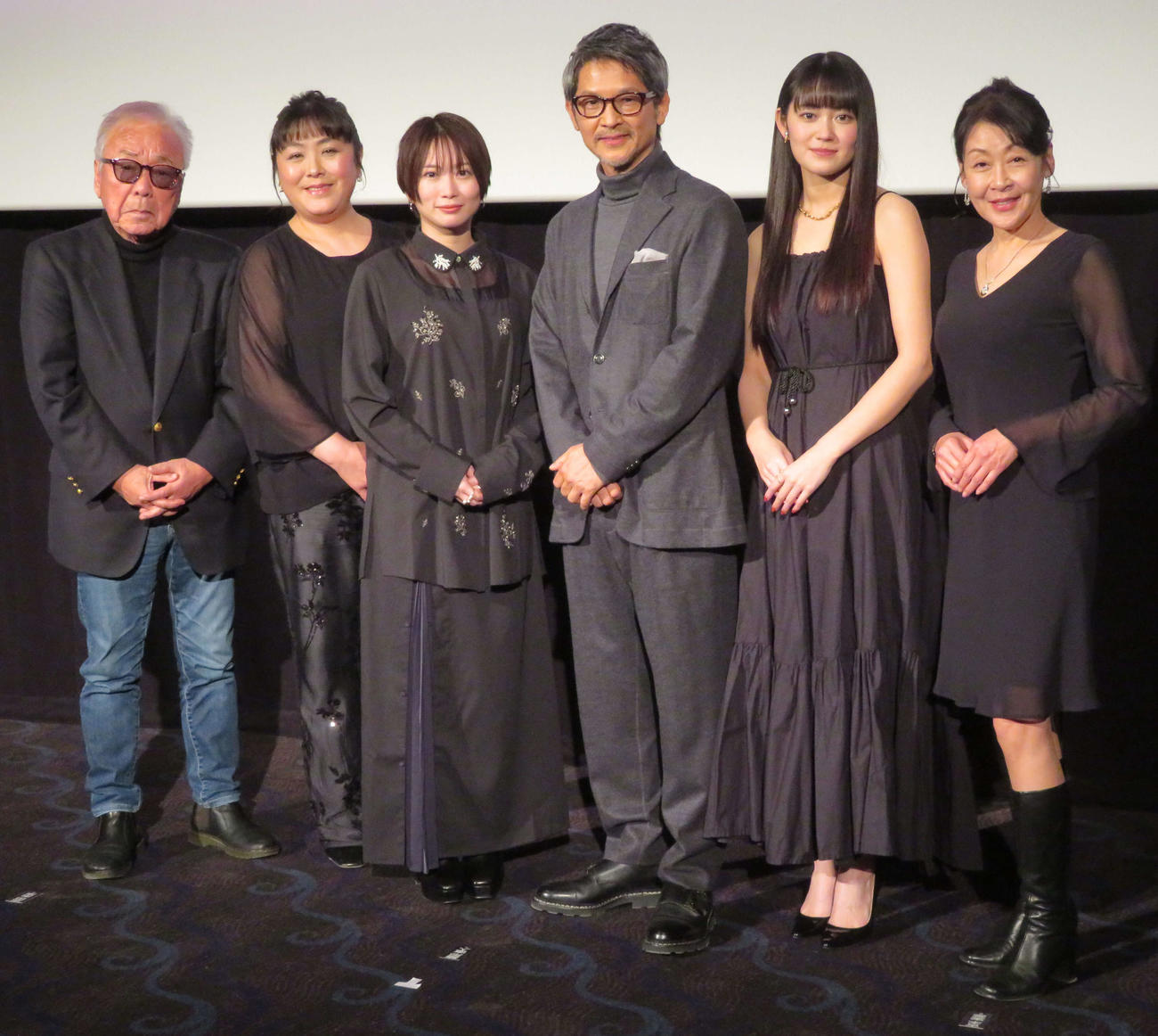 映画「シンペイ～歌こそすべて」公開記念舞台あいさつに登壇した、左から神山征二郎監督、真由子、志田未来、緒形直人、吉本実憂、土屋貴子（撮影・村上幸将）