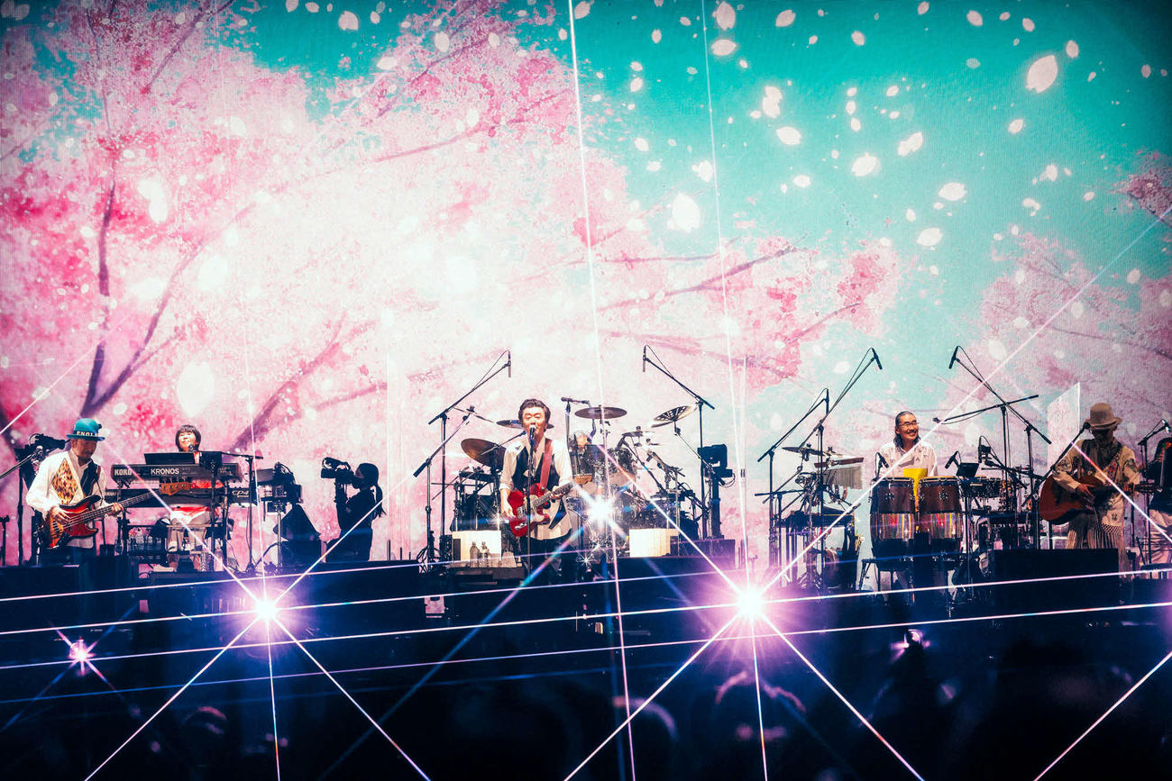 LIVE TOUR2025「『THANK YOU SO MUCH！！』」で配信リリースした新曲「桜、ひらり」を披露するサザンオールスターズ