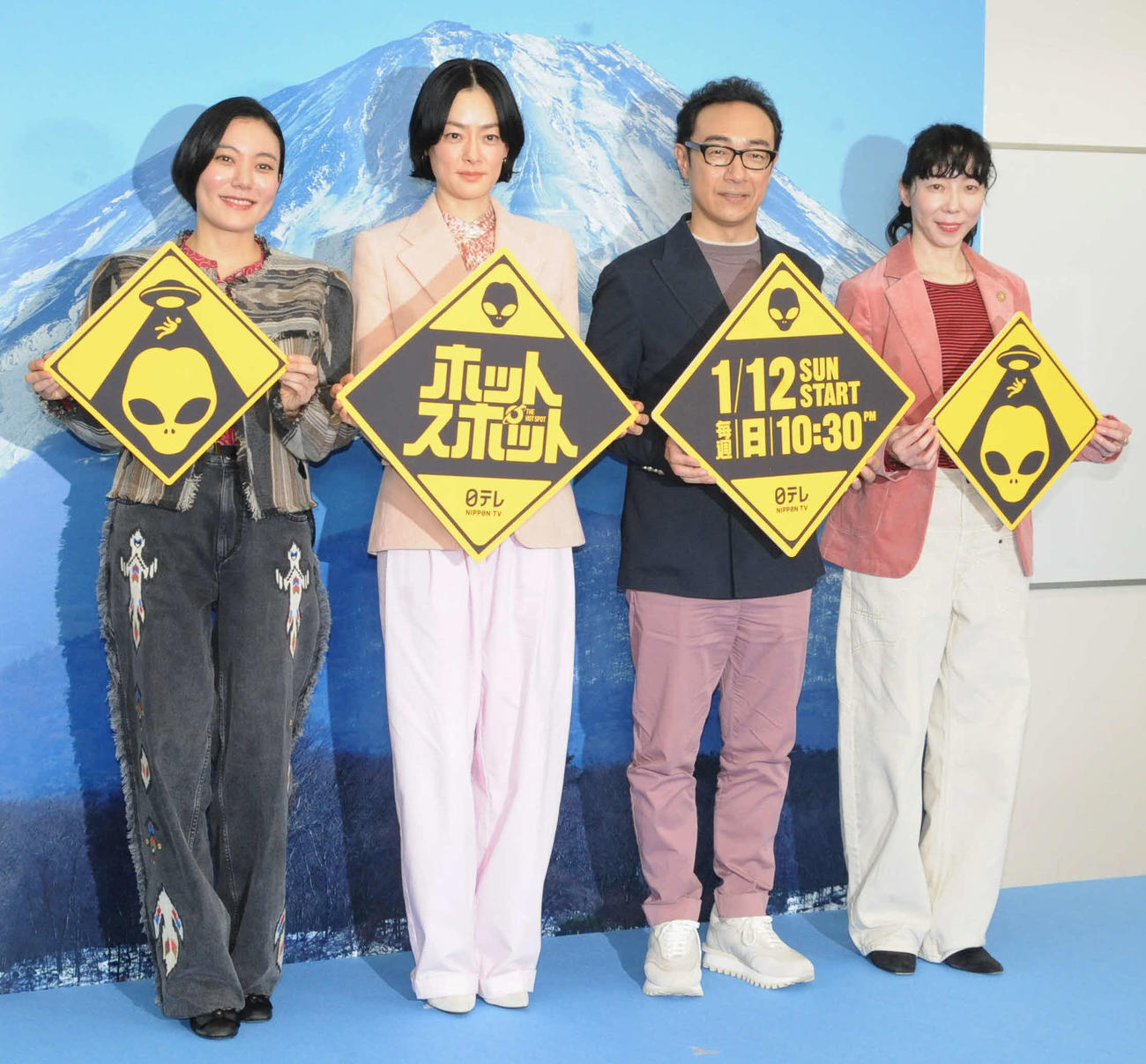 日本テレビ系主演連続ドラマ「ホットスポット」制作会見に出席した、左から鈴木杏、市川実日子、角田晃広、平岩紙