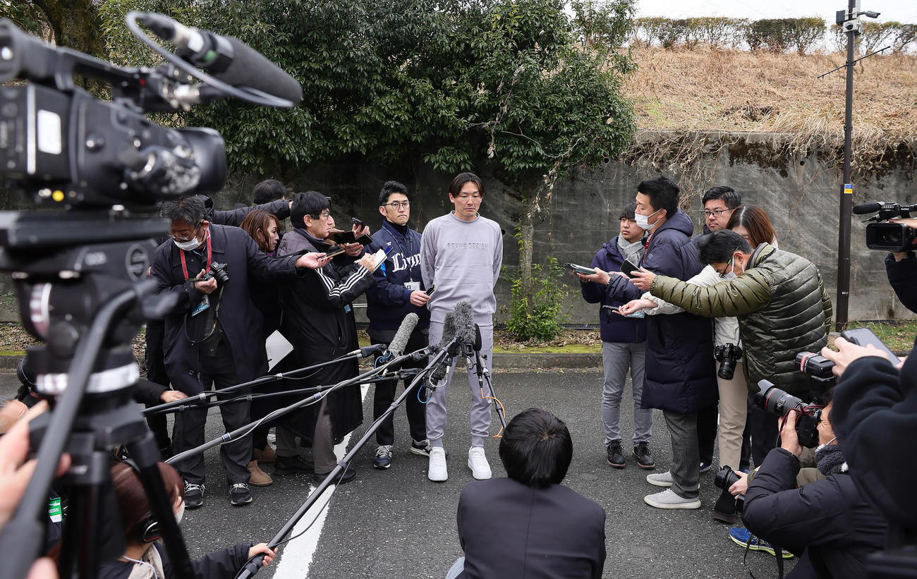 自主トレを前に取材に応じる西武源田（撮影・足立雅史）