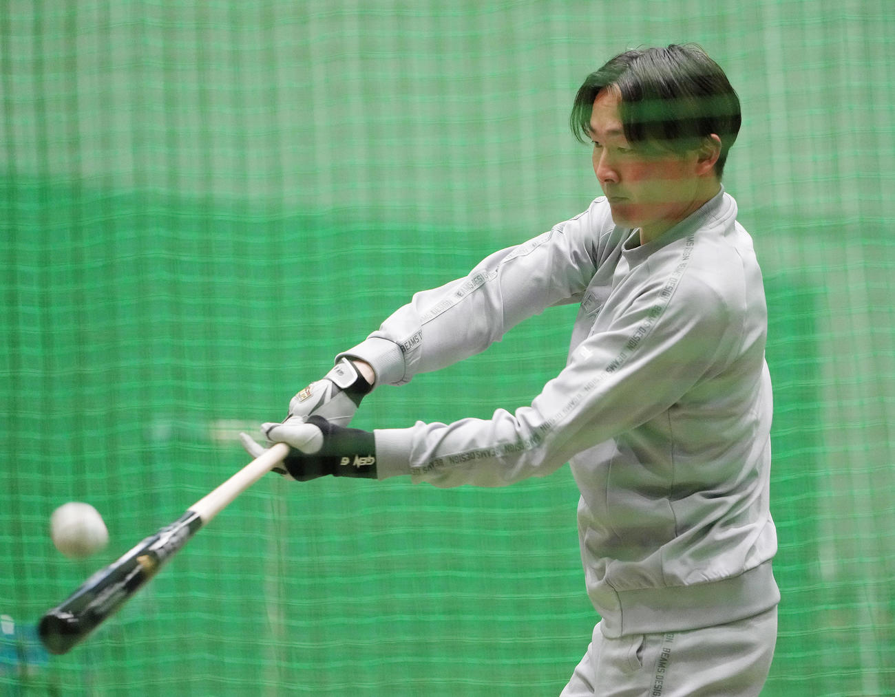 自主トレで打撃練習する西武源田（撮影・足立雅史）