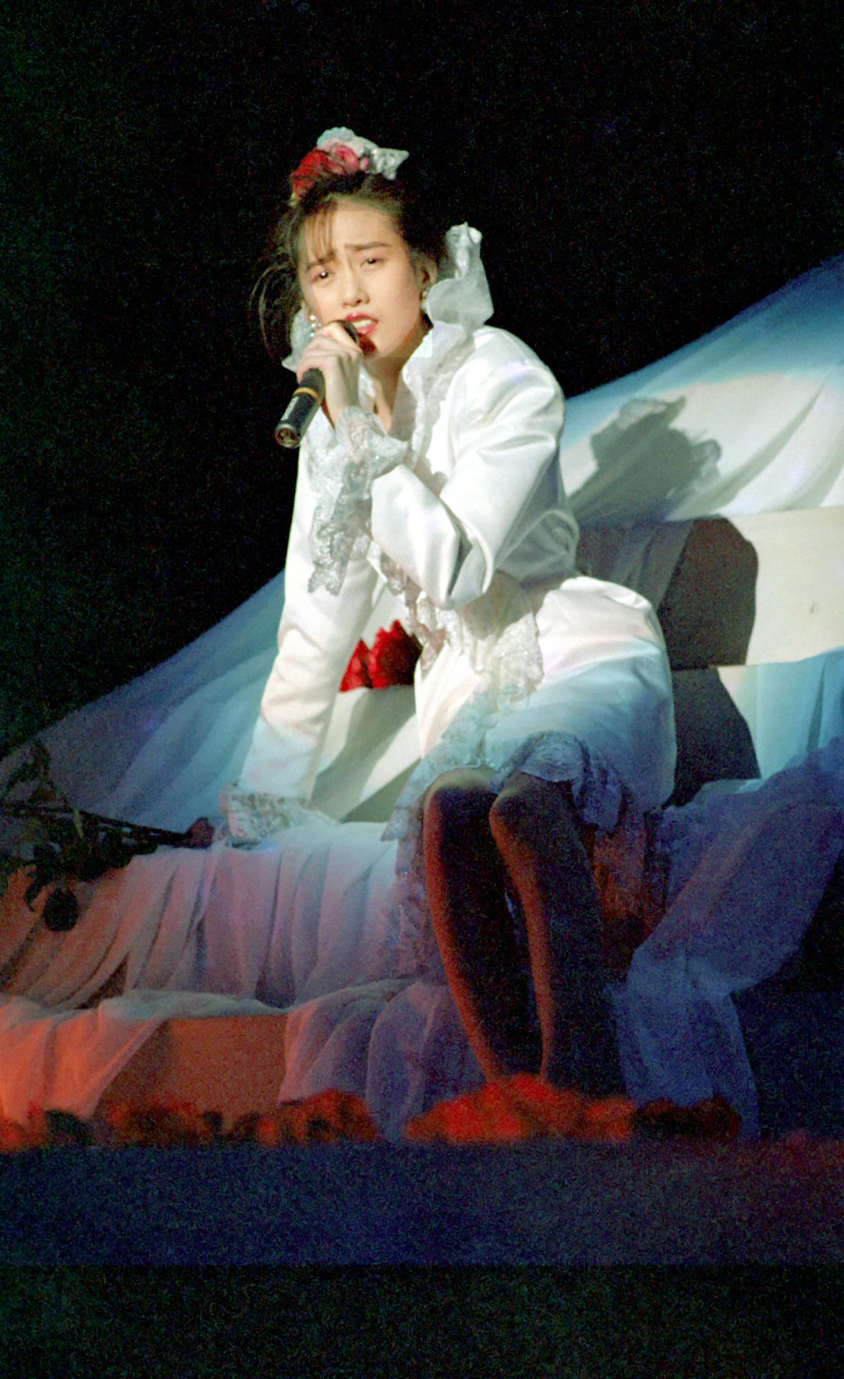1988年、ライブで熱唱する工藤静香