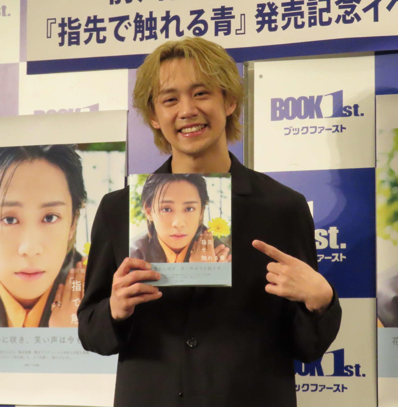 写真集「指先で触れる青」発売記念イベントを開催した前川優希