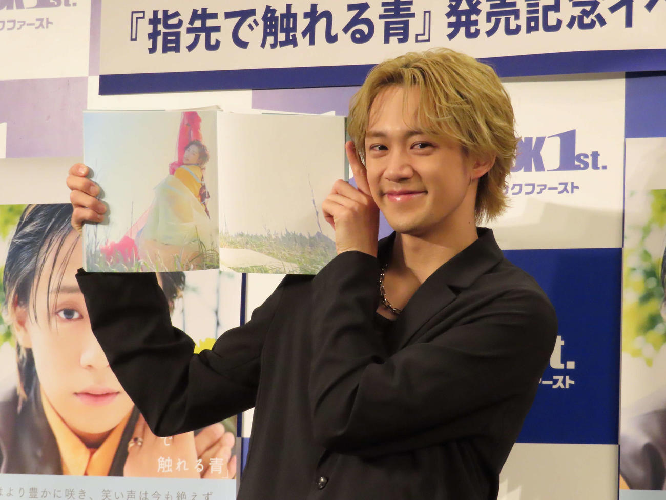 写真集「指先で触れる青」発売記念イベントを開催した前川優希