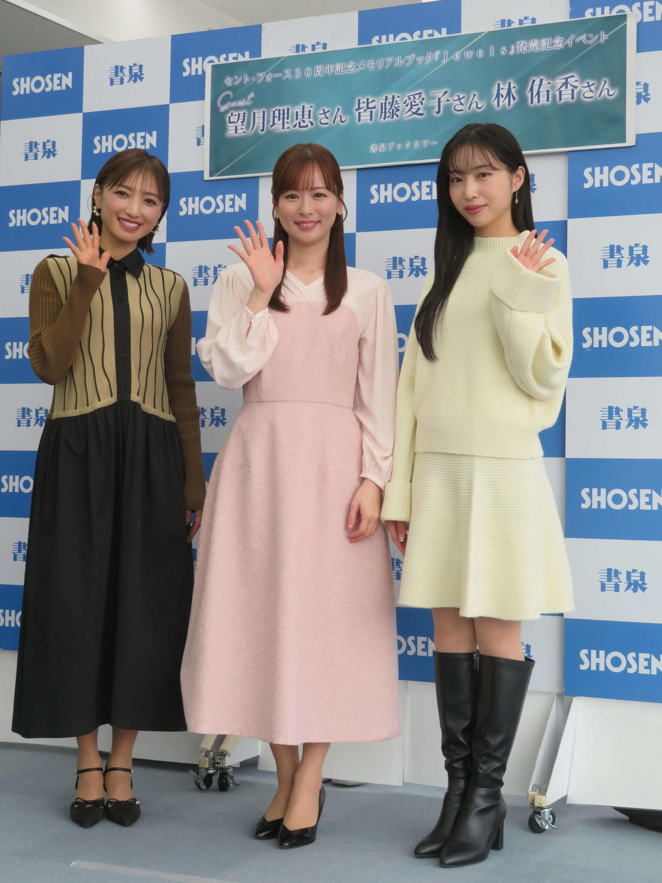 セント・フォース30周年記念メモリアルブック「Jewels」プレス取材会に出席した、左から望月理恵、皆藤愛子、林佑香（撮影・村上幸将）