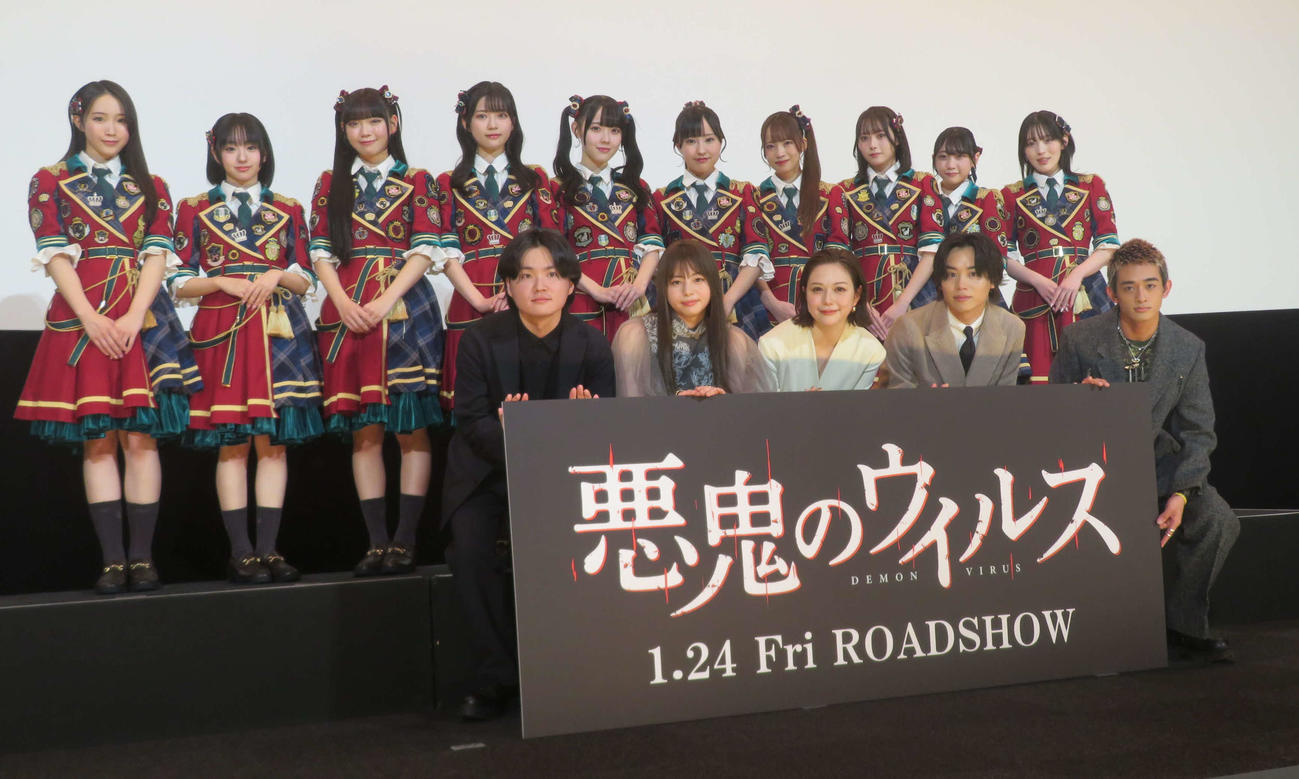 映画「悪鬼のウイルス」完成披露上映会に出席した、前列左から松野友喜人監督、吉田伶香、村重杏奈、太田将熙、桑山隆太、後列は高根のなでしこ