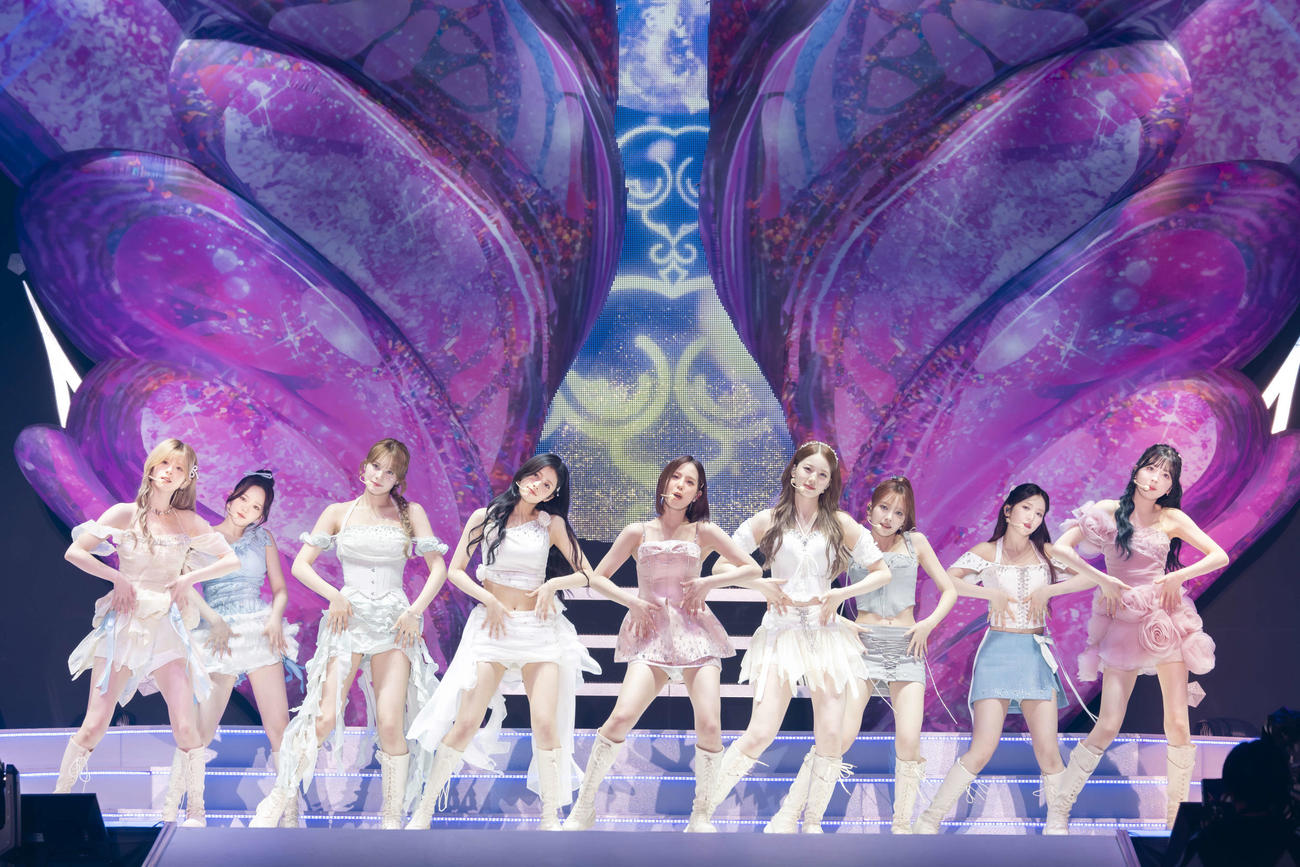 「NiziU Live with U 2024－2025　“AWAKE”」東京公演でパフォーマンスするNiziU。左からRIKU、RIO、NINA、RIMA、MAKO、AYAKA，MAYUKA、MAYA、MIIHI（撮影：田中聖太郎写真事務所）