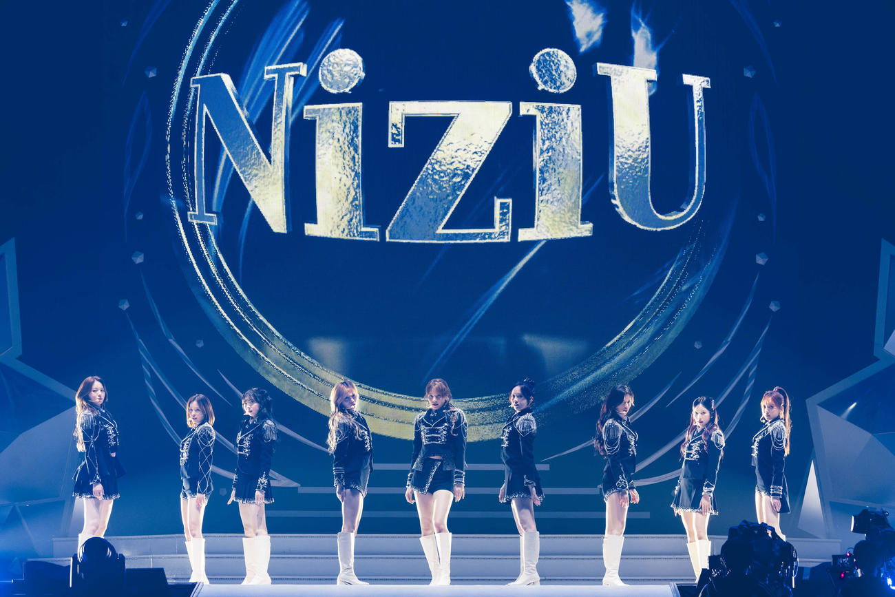 「NiziU Live with U 2024－2025　“AWAKE”」東京公演でパフォーマンスするNiziU。左からAYAKA、MAKO、MIIHI、RIKU、NINA、RIO、RIMA、MAYA、MAYUKA（撮影：田中聖太郎写真事務所）