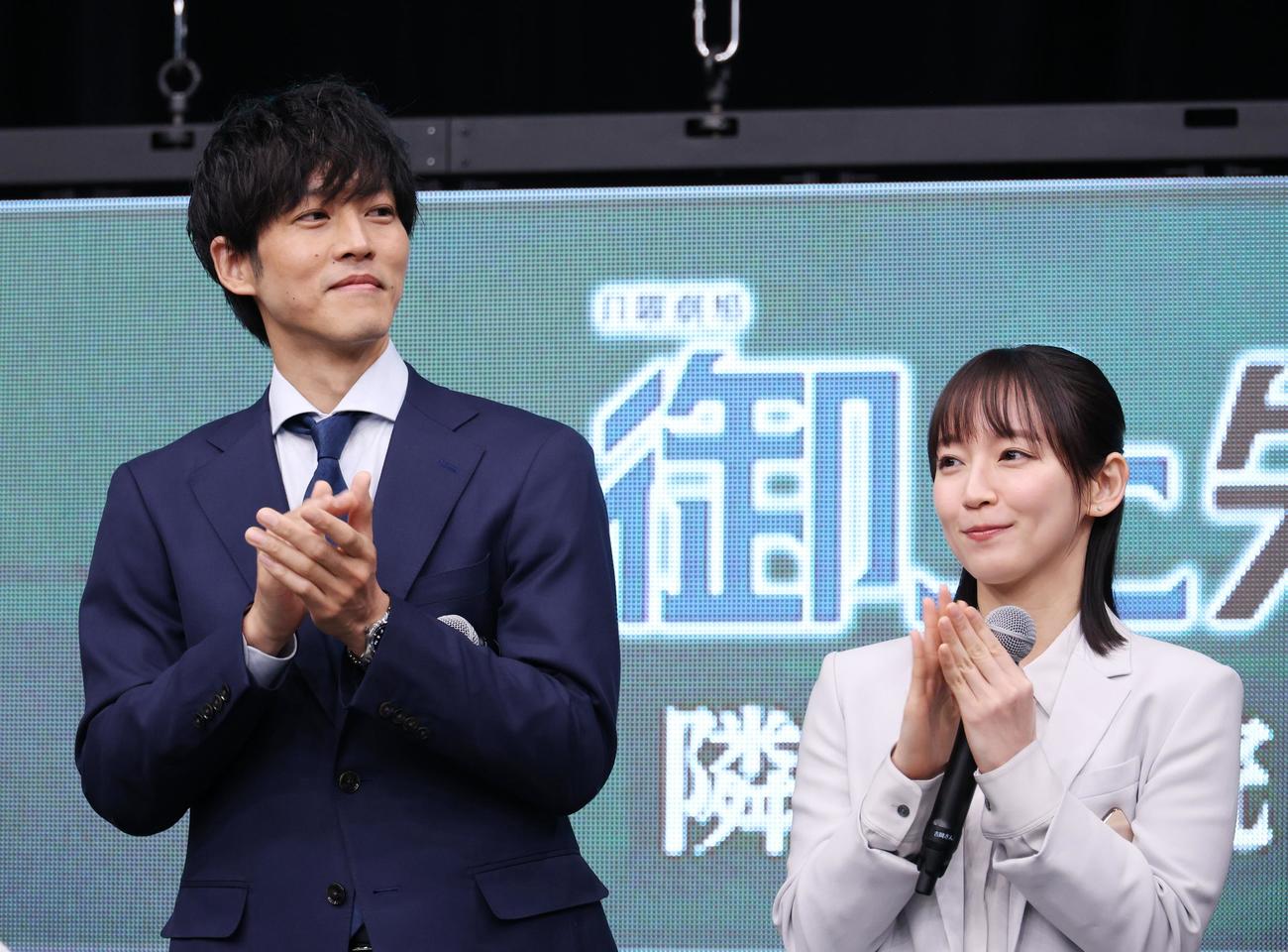 ドラマ「御上先生」隣徳学院始業式を行った松坂桃李（左）と吉岡里帆（撮影・中島郁夫）
