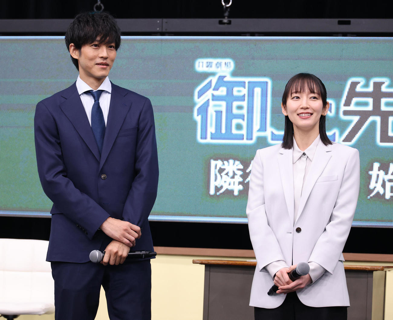 ドラマ「御上先生」隣徳学院始業式を行った松坂桃李（左）と吉岡里帆（撮影・中島郁夫）