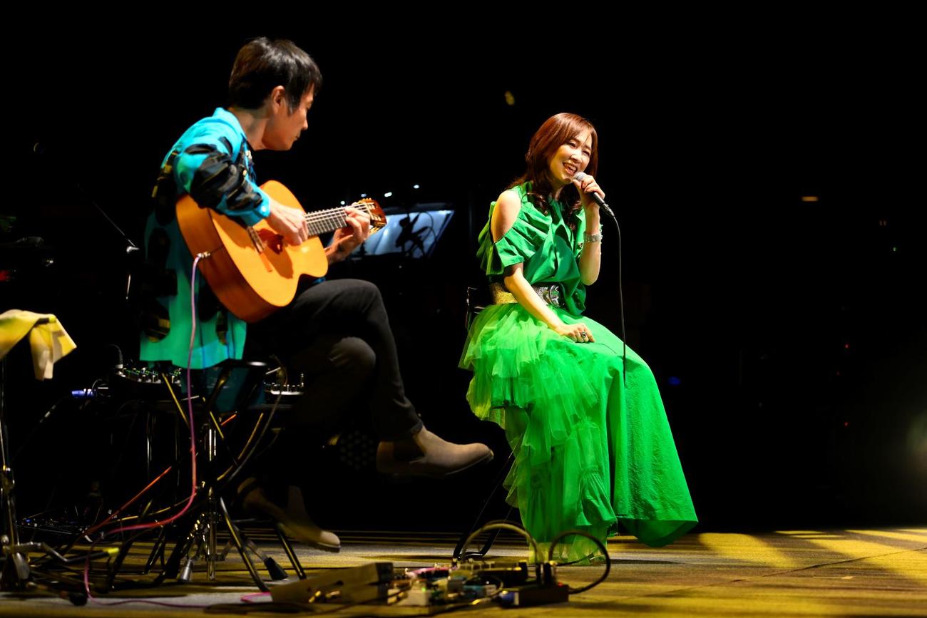 「ANISON＆POPS NIGHT」でギタリスト鳥山雄司（左）とコラボする森口博子
