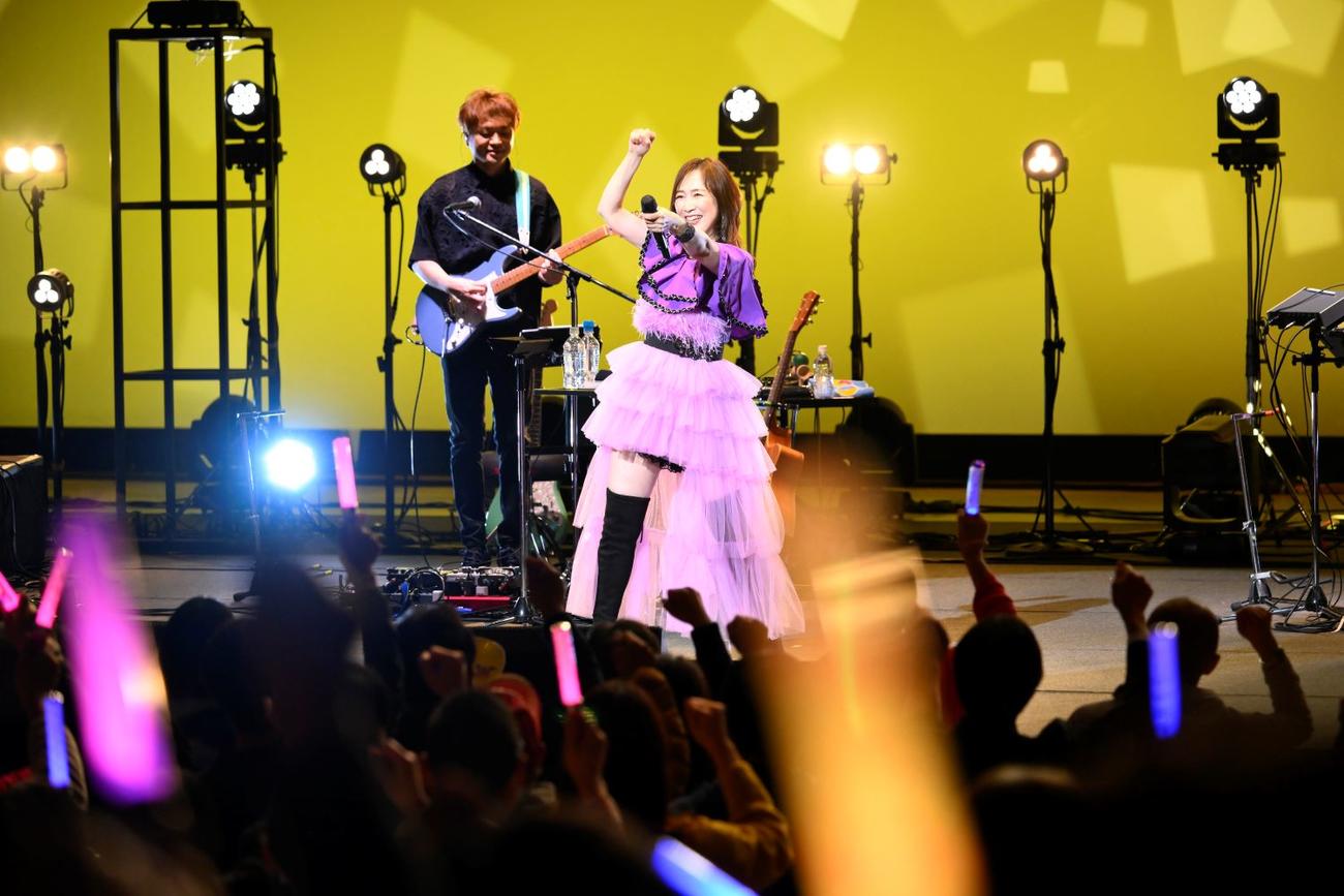 「ANISON＆POPS NIGHT」で熱唱する森口博子