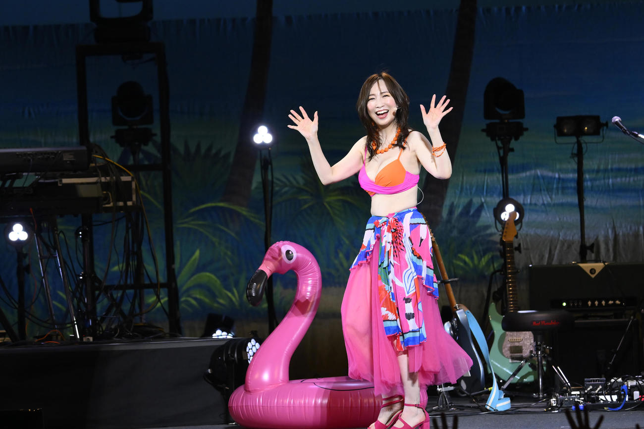 「ANISON＆POPS NIGHT」でピンクのビキニをアレンジした衣装に着替えてファンを喜ばせた森口博子