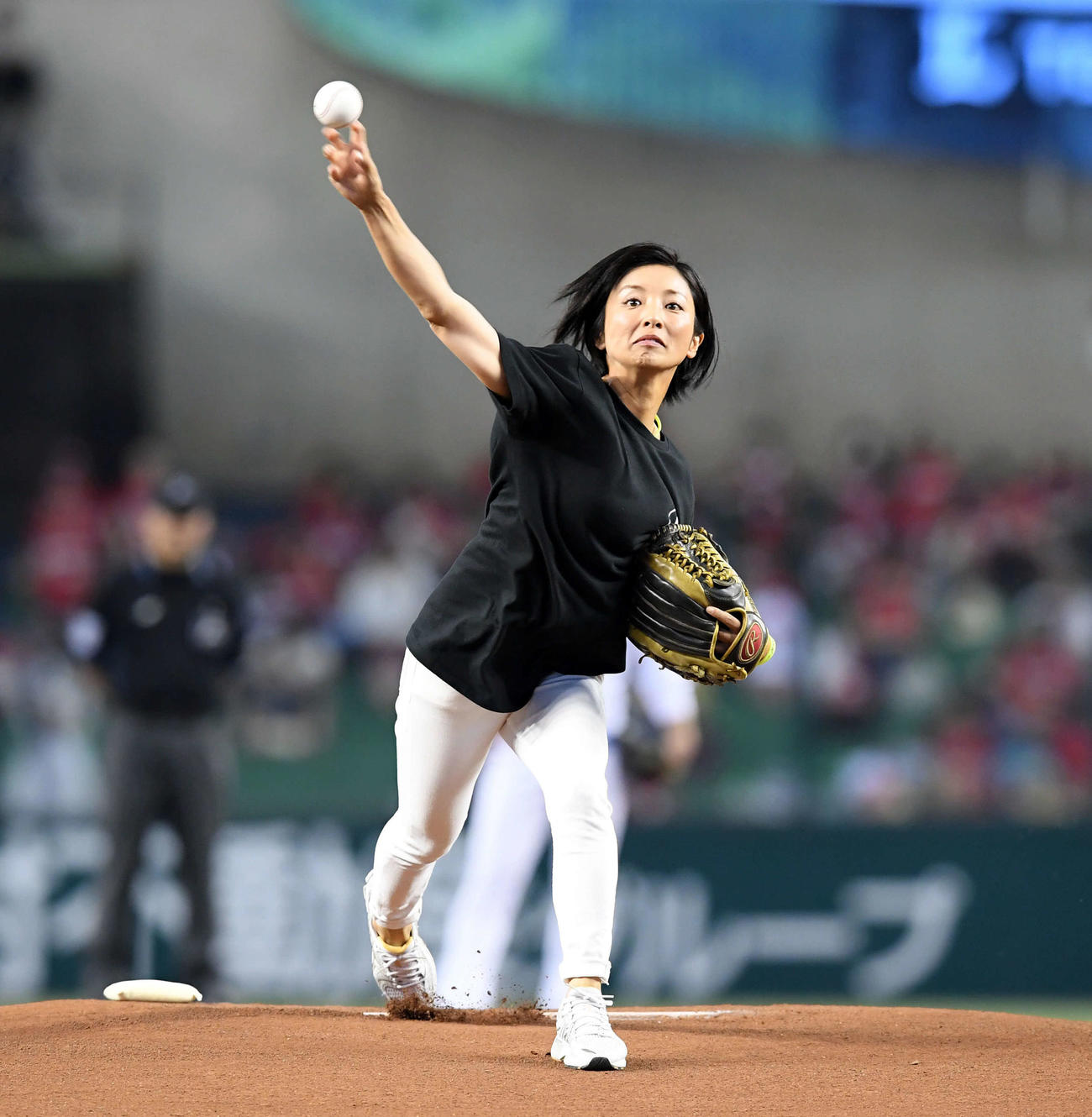 始球式　交流戦　西武対広島　始球式を務めた茨城ゴールデンイーグルスの片岡安祐美監督＝2019年6月5日