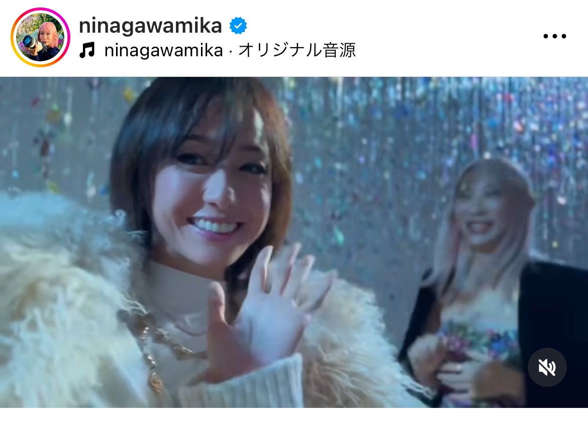 蜷川実花氏のインスタグラムに登場する沢尻エリカ（左）