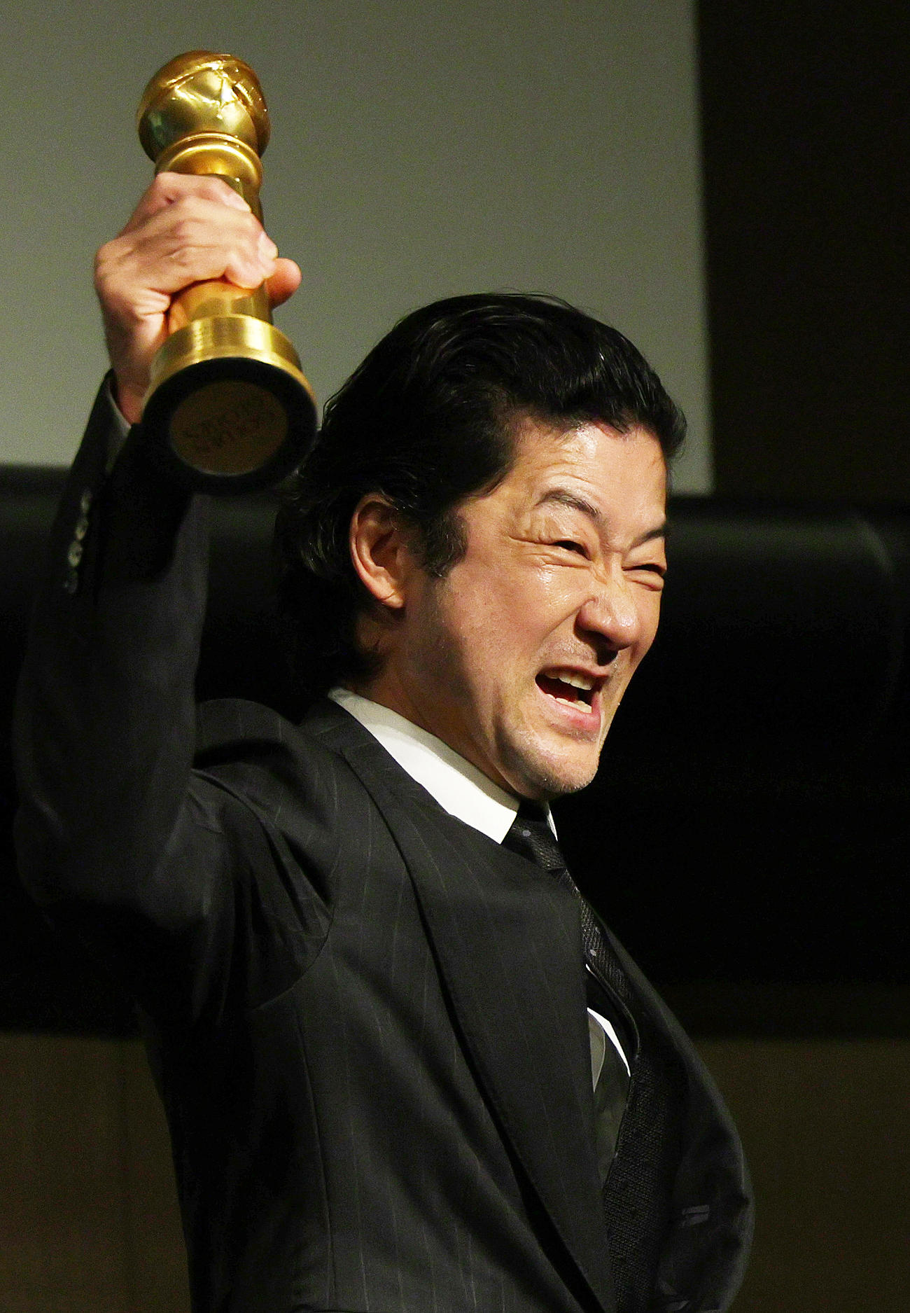 「SHOGUN　将軍」のゴールデングローブ賞4冠受賞記念会見に登場し、助演男優賞のトロフィーを掲げる浅野忠信（撮影・野上伸悟）