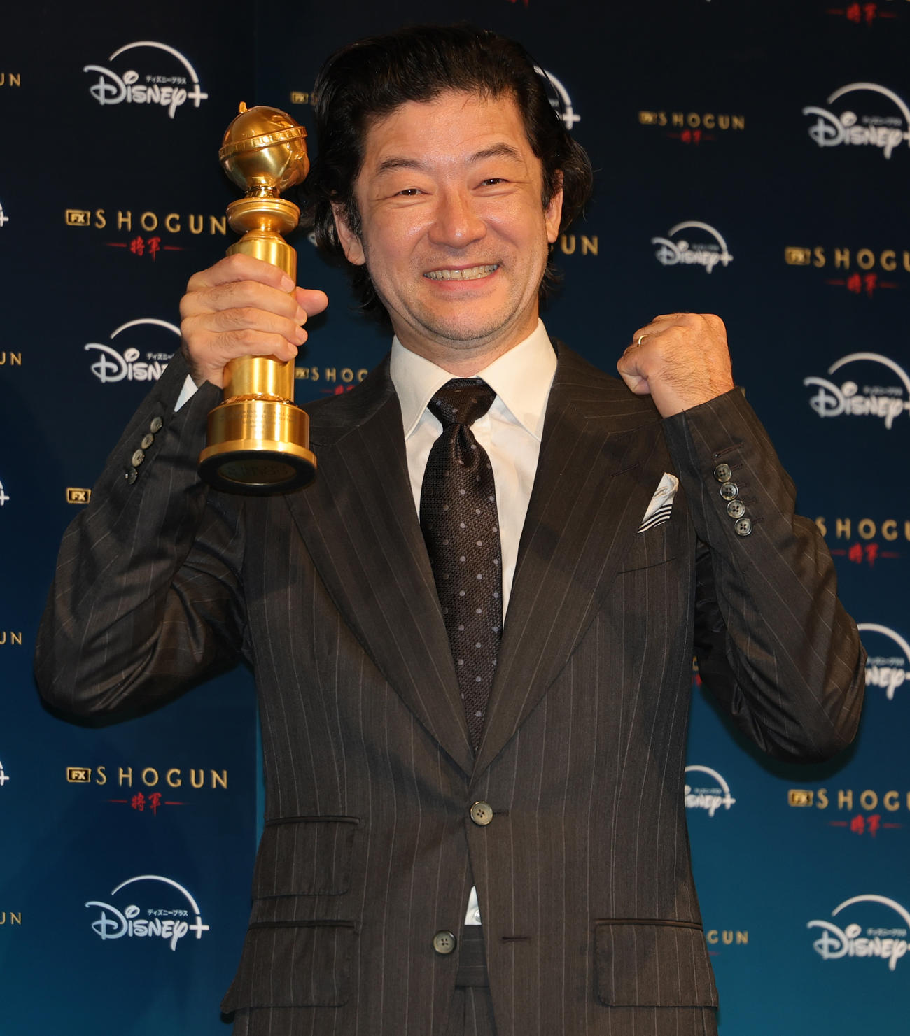 「SHOGUN　将軍」のゴールデングローブ賞4冠受賞記念会見に登場し、助演男優賞のトロフィーを掲げ喜ぶ浅野忠信（撮影・野上伸悟）