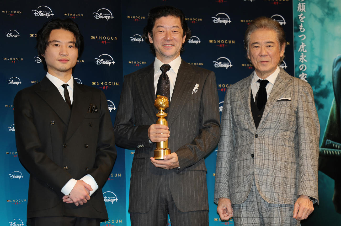 「SHOGUN　将軍」のゴールデングローブ賞4冠受賞記念会見に登場し、金井浩人（左）、西岡徳馬（右）に助演男優賞受賞を祝福をされ喜ぶ浅野忠信（撮影・野上伸悟）