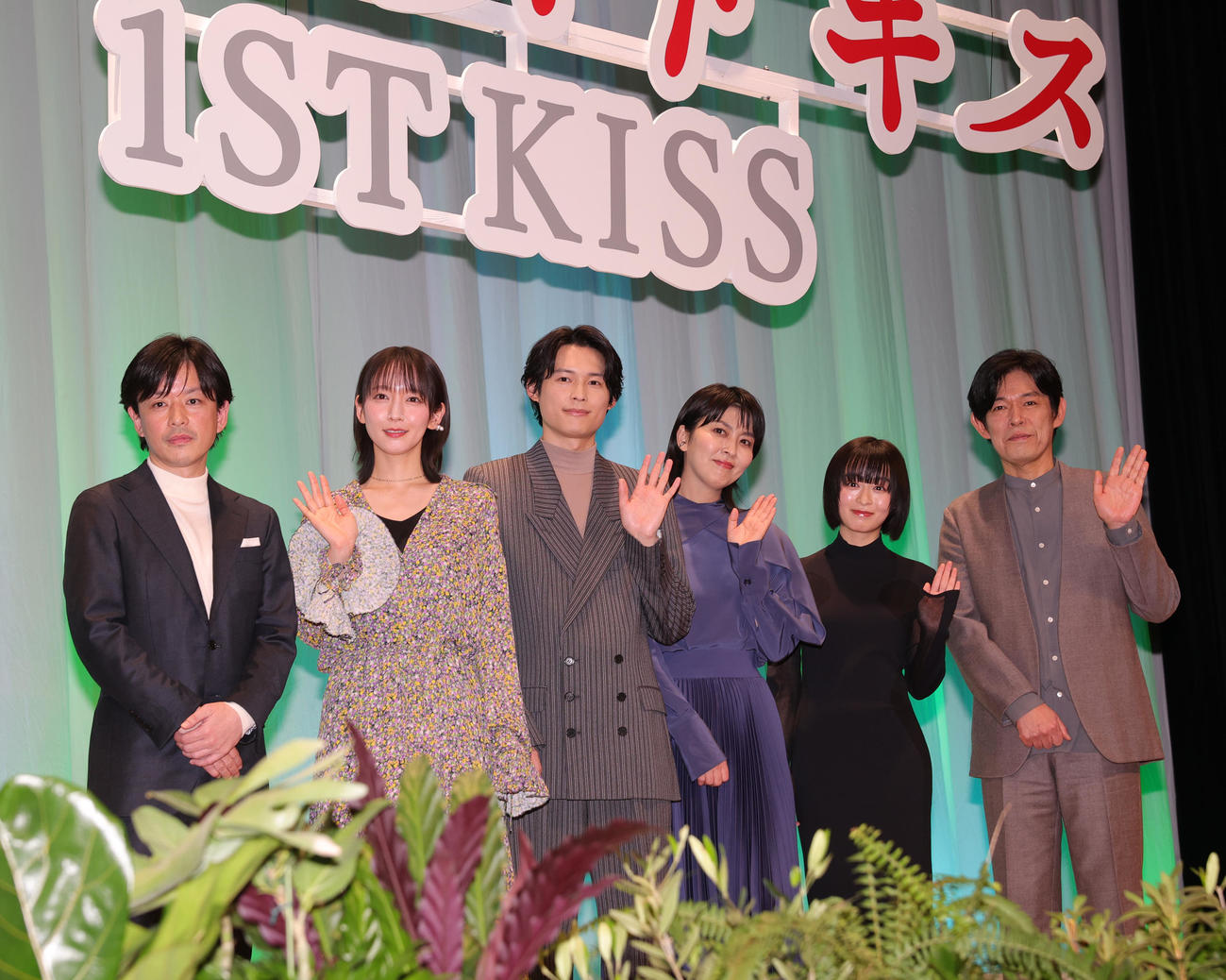映画「ファーストキス　1ST KISS」完成披露舞台あいさつに登場した、左から山田兼司プロデューサー、吉岡里帆、松村北斗、松たか子、森七菜、脚本の坂元裕二氏（撮影・野上伸悟）