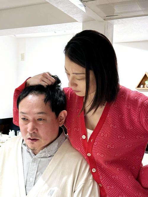 50歳芸人、小池栄子と体密着濃厚2S公開にX「全神経集中」「ご褒美
