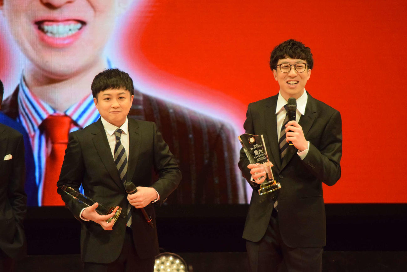 上方漫才協会大賞の大賞に輝いたドーナツ・ピーナツのドーナツ（右）とピーナツ（撮影・阪口孝志）