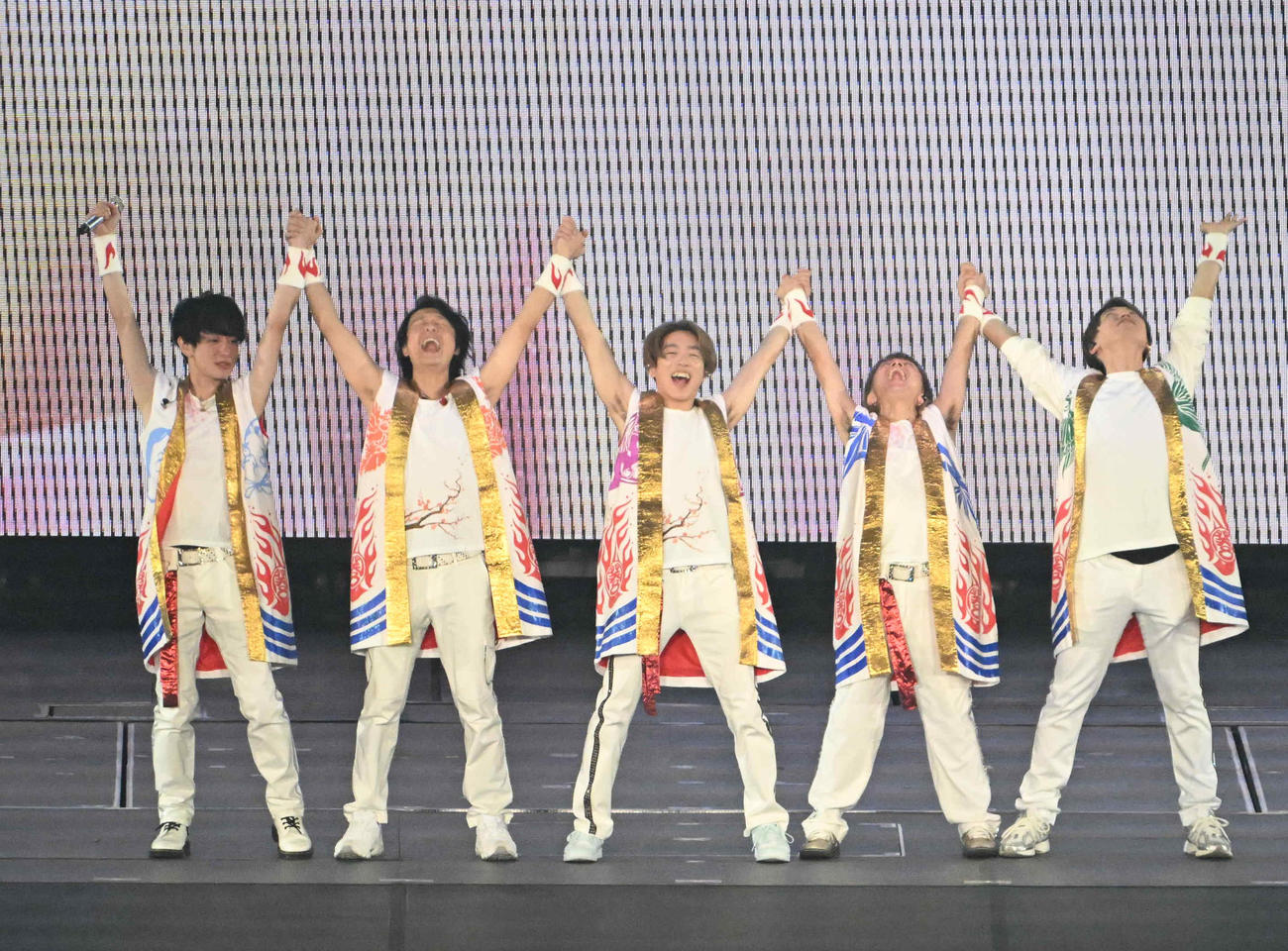 手を取り合い、ばんざいするSUPER EIGHT。左から横山裕、丸山隆平、村上信五、安田章大、大倉忠義（撮影・石井愛子）