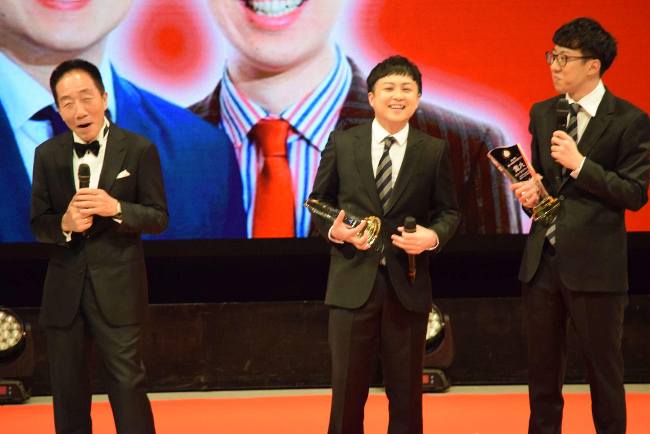 上方漫才協会の中田カウス会長（左）からイジられるドーナツ・ピーナツ（撮影・阪口孝志）