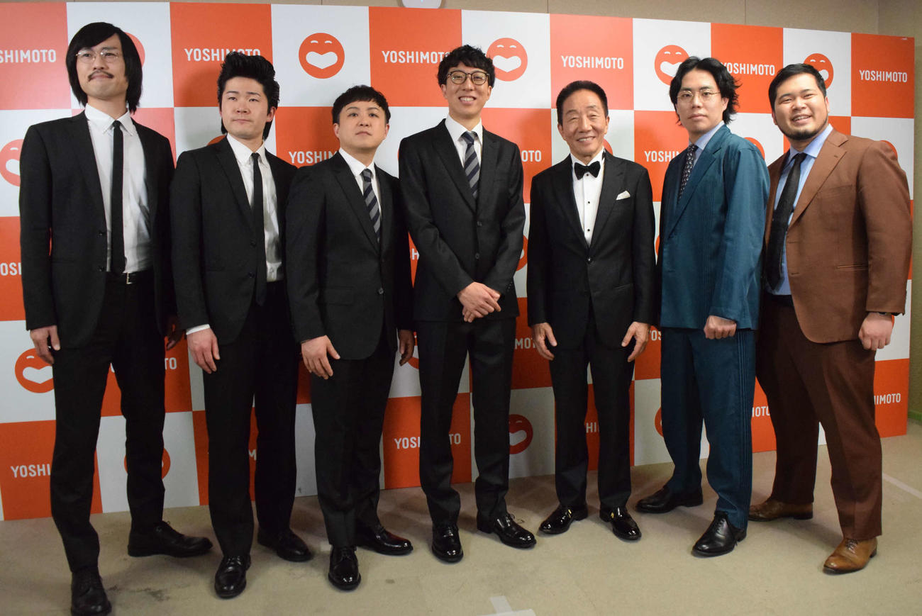 上方漫才協会大賞新人賞を受賞した（左から）ジョックロックの福本ユウショウとゆうじろー、大賞を受賞したドーナツ・ピーナツのピーナツとドーナツ、中田カウス、特別賞を受賞した令和ロマンの高比良くるまと松井ケムリ（撮影・阪口孝志）