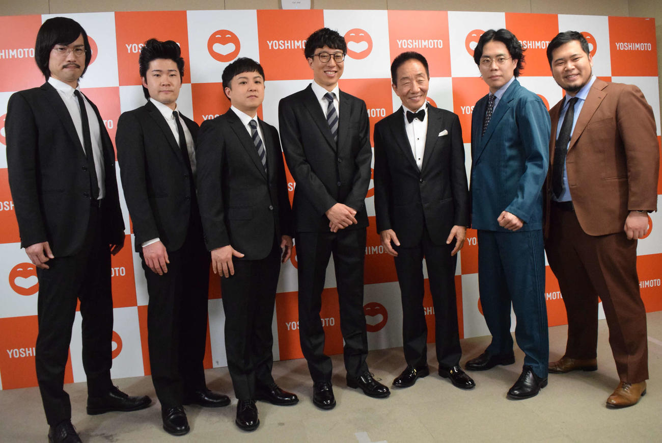 上方漫才協会大賞新人賞を受賞した（左から）ジョックロックの福本ユウショウとゆうじろー、大賞を受賞したドーナツ・ピーナツのピーナツとドーナツ、中田カウス、特別賞を受賞した令和ロマンの高比良くるまと松井ケムリ（撮影・阪口孝志）