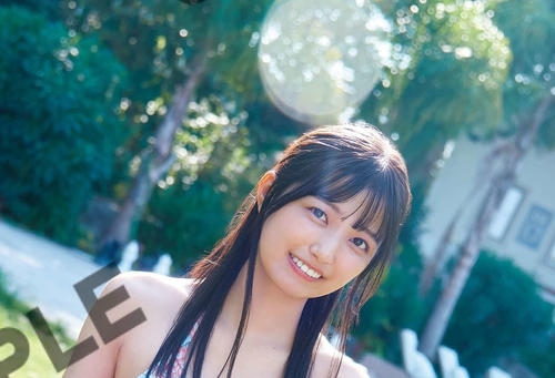 乃木坂46五百城茉央、美ボディーライン際立つ花柄水着ショット解禁