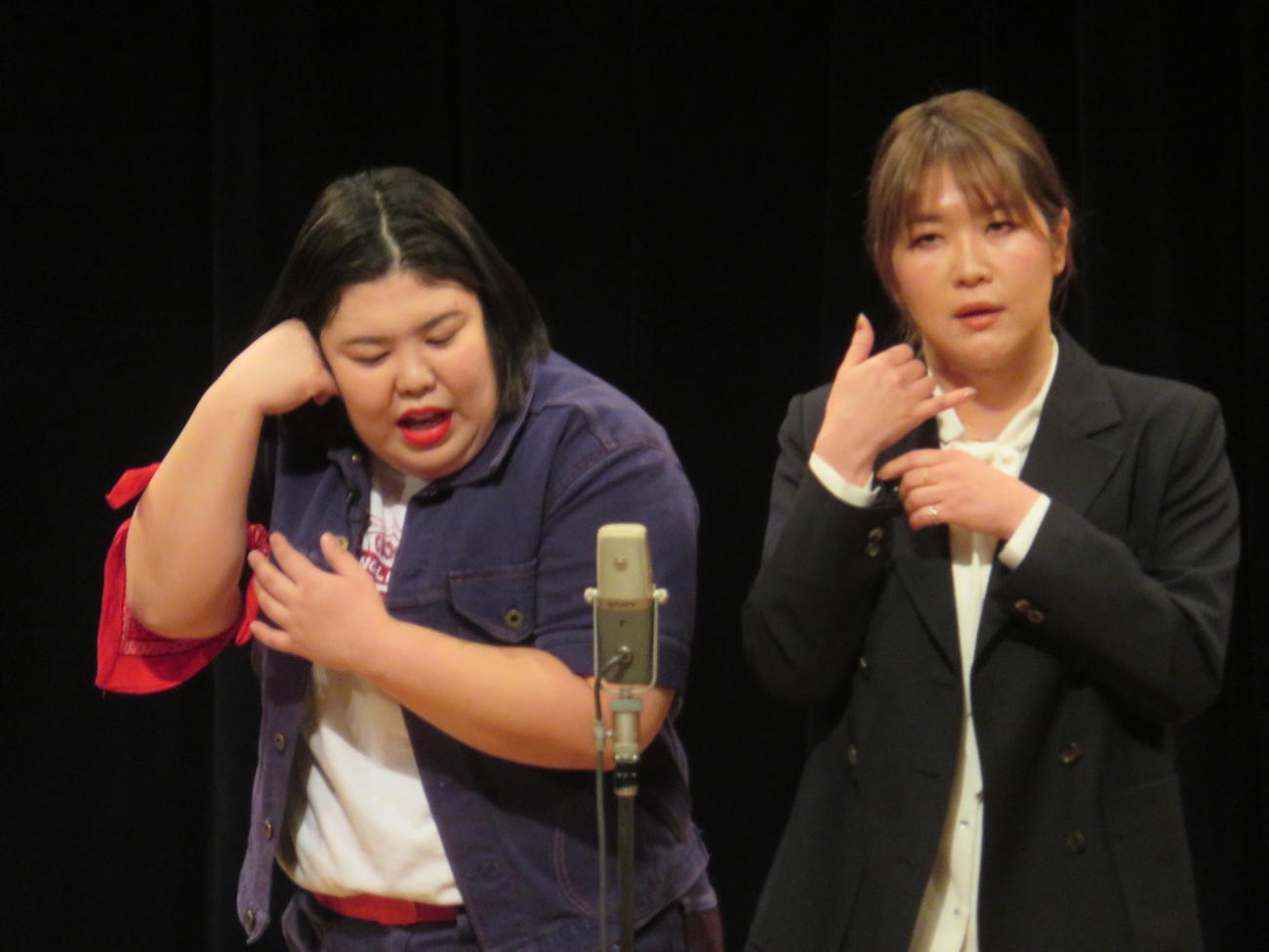 「漫才で学ぶ！特殊詐欺被害防止教室」でネタを披露する紅しょうがの熊元プロレス（左）と稲田美紀