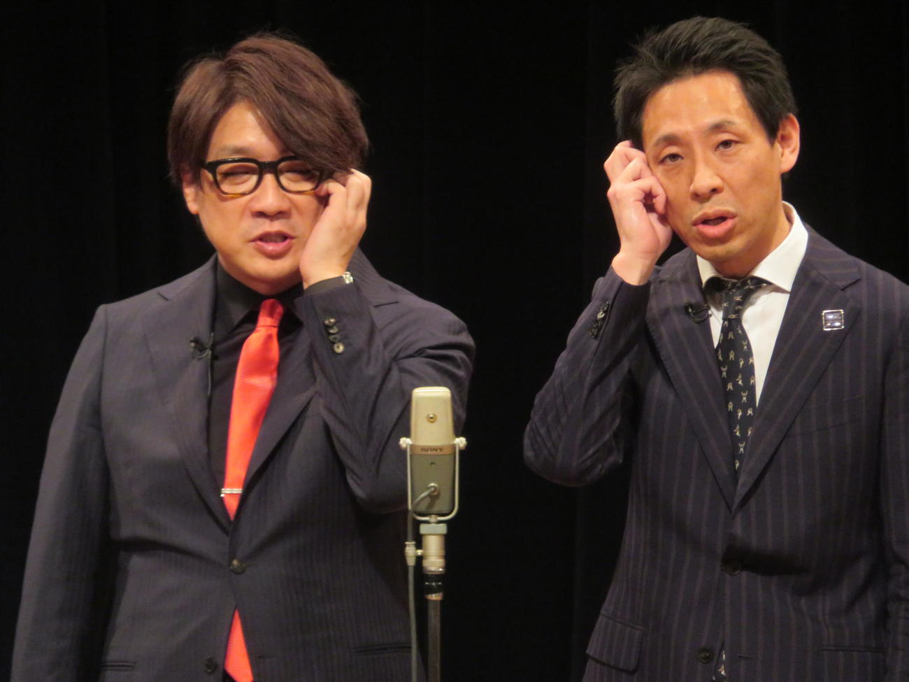 「漫才で学ぶ！特殊詐欺被害防止教室」でネタを披露する囲碁将棋の文田大介（左）と根建太一
