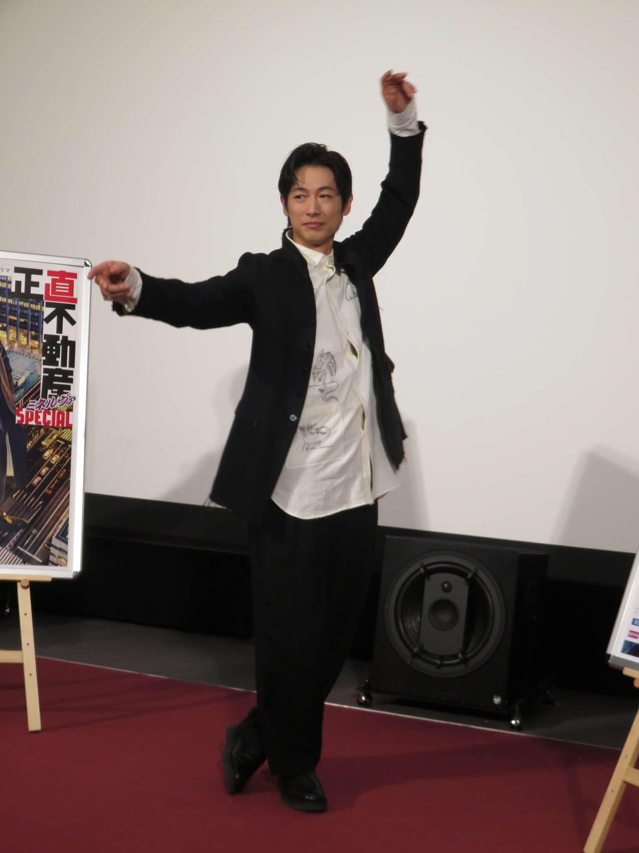 タップを踏むポーズをするディーン・フジオカ