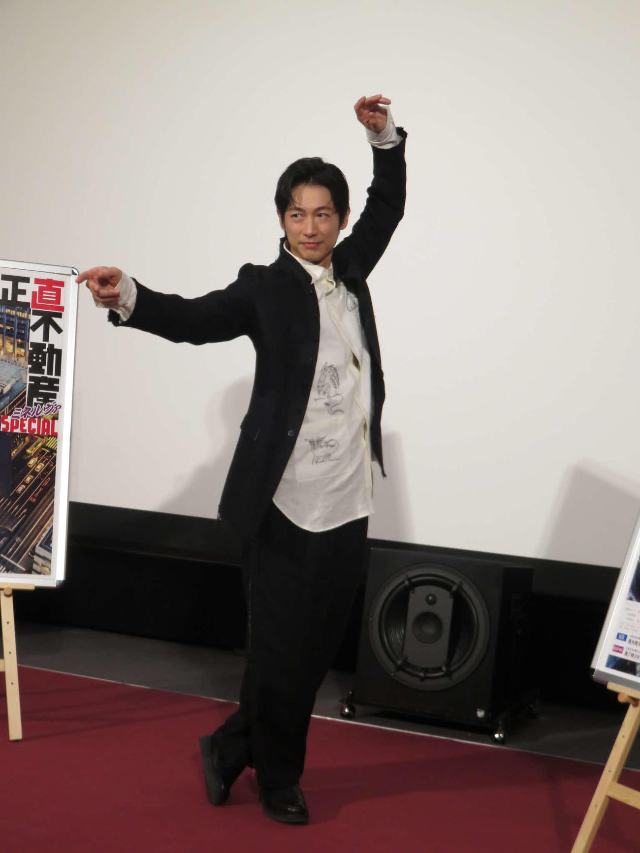 タップを踏むポーズをするディーン・フジオカ