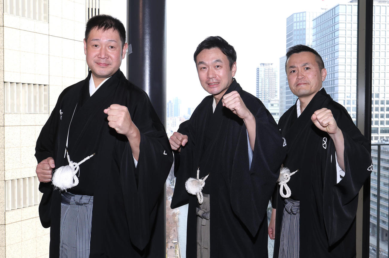 襲名披露のあいさつで日刊スポーツ新聞西日本大阪本社を訪れガッツポーズする左から、2代目桂力造を襲名する桂ひろば、4代目桂米之助を襲名する桂ちょうば、2代目桂惣兵衛を襲名する桂そうば（撮影・白石智彦）